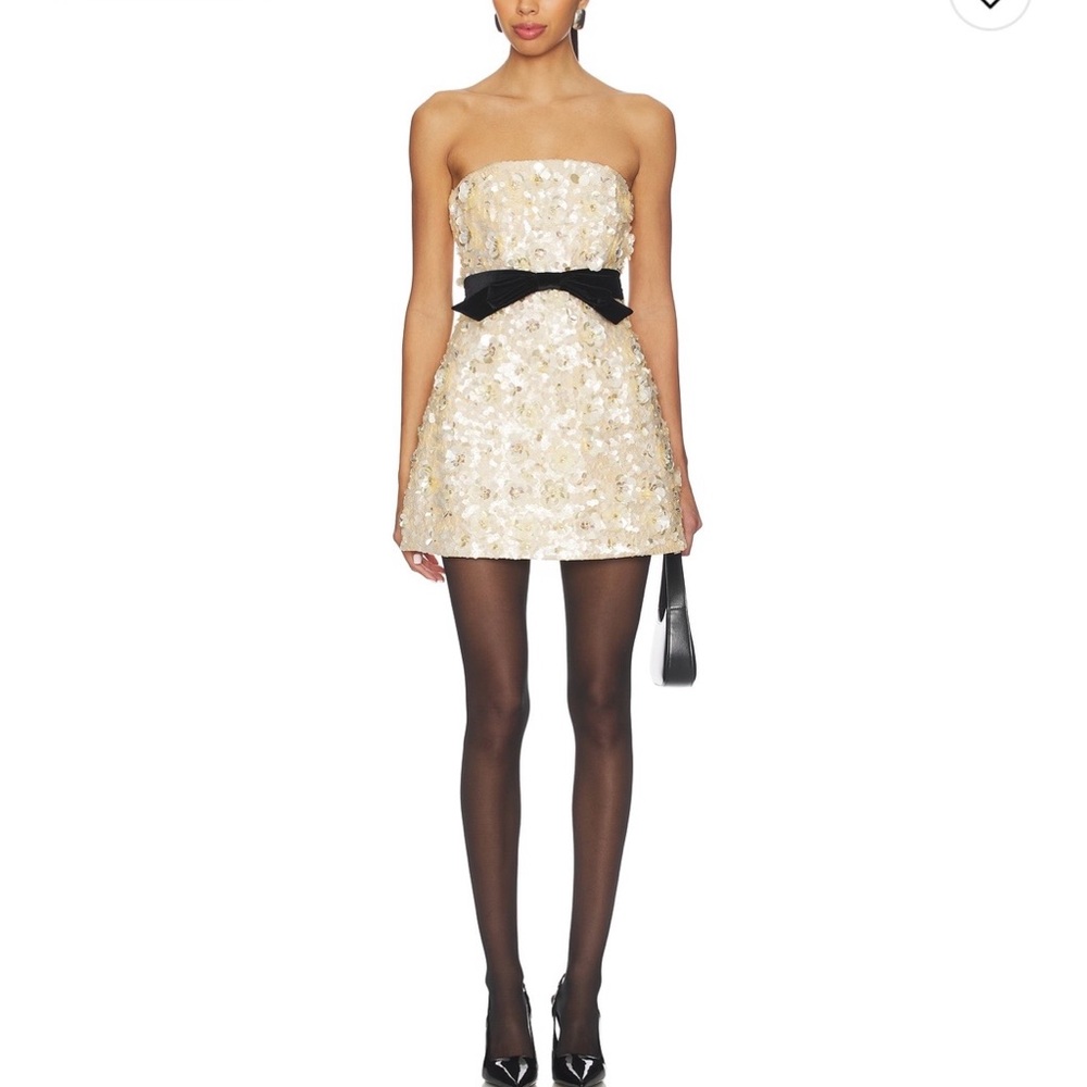 Elegant Cream Strapless Dress with Black Bow